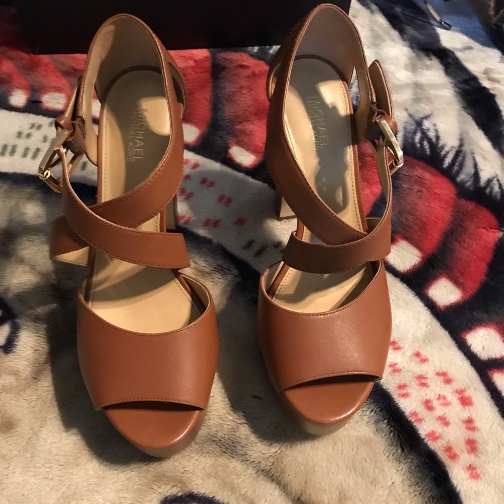 New Michael Kors sandal leather size 6.5 .